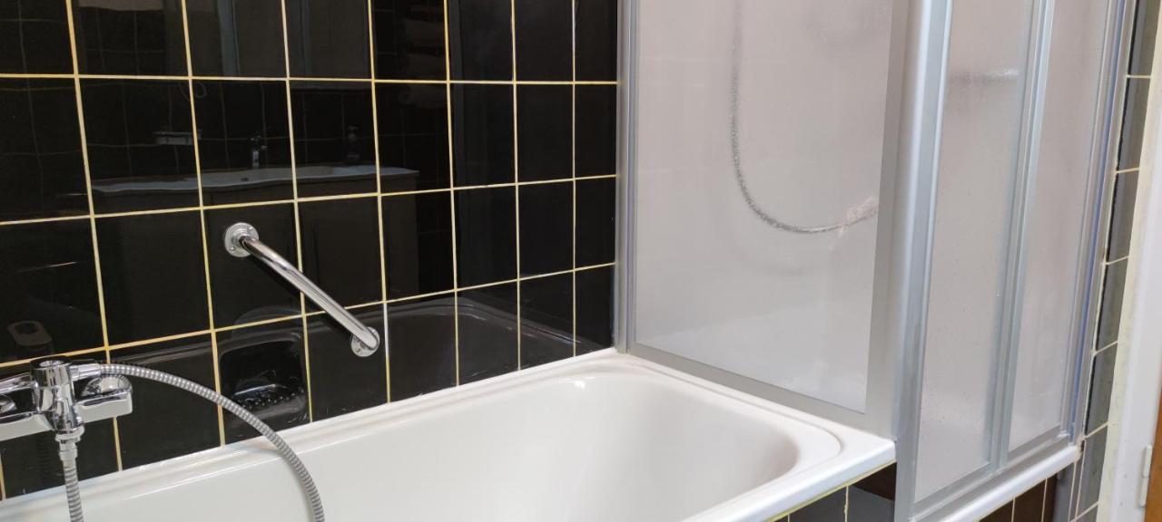 Schoene Und Optimal Gelegene Wohnung Og Weisskirchen Eksteriør billede